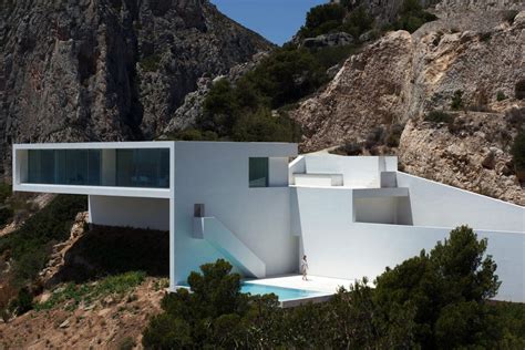 5 impressive cliff houses that push the boundaries of design | OPUMO Magazine