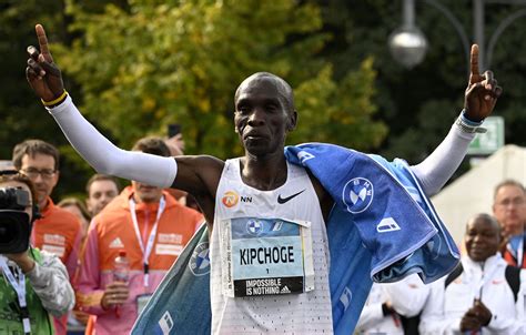 Eliud Kipchoge from Kenya wins the 2022 Berlin Marathon in 2:01:10 ...