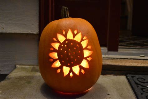 Easy DIY sunflower pumpkin carving idea | Pumpkin carving, Easy pumpkin carving, Diy pumpkin carving