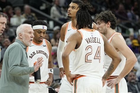 San Antonio Spurs head coach Gregg Popovich talks with players during a ...