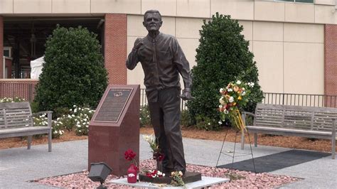 Fayetteville Periodontist Created Frank Broyles Statue | 5newsonline.com