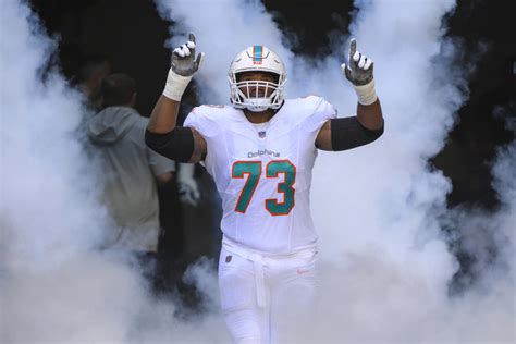 RT Austin Jackson, Dolphins agree to extension through 2026