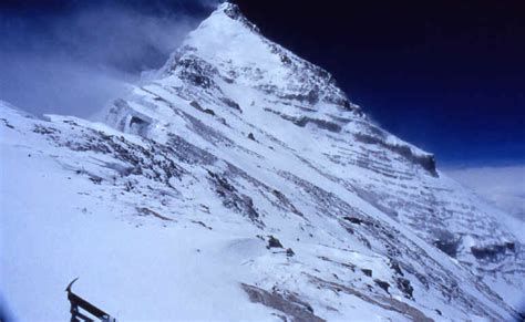 optics - Why does the sky look black in pictures taken from the summit of everest? - Physics ...