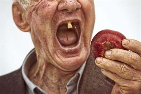 Dientes pasados imagen de archivo. Imagen de hombre, viejo - 60081441