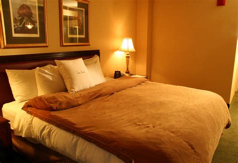 File:Hotel-suite-bedroom.jpg - Simple English Wikipedia, the free ...