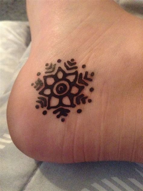 Fun and simple henna for ankle or any where else | Henna tattoo foot, Henna tattoo designs ...