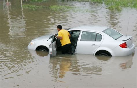 What to Do in a Flood When You’re in a Car - Global Cars Brands