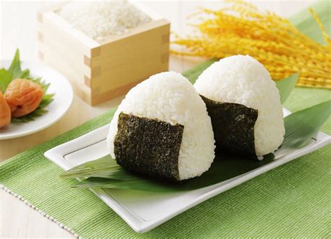 3 cách làm cơm nắm Onigiri Nhật Bản siêu hấp dẫn