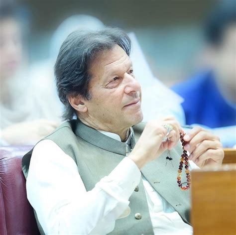 Adorable Pictures of PM Imran Khan in Shalwar Kameez | Reviewit.pk