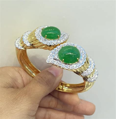 A beautiful customized Myanmar Jade bangle #handmadejewelry #jewellery ...