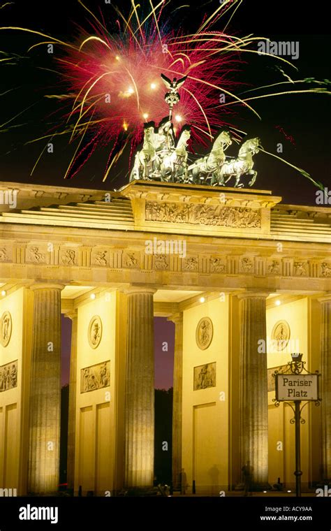 Fireworks brandenburg gate brandenburger tor hi-res stock photography and images - Alamy