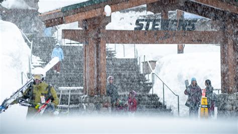 Stevens Pass Ski Resort reopens after US 2 closure