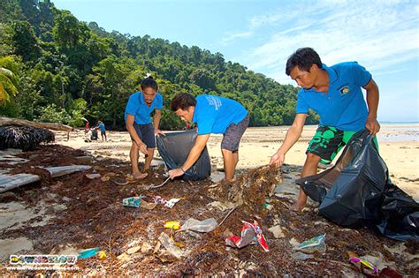 Marine Debris Clean-up Training for Downbelow’s Local Trainees | Diving Sabah? Dive Downbelow!