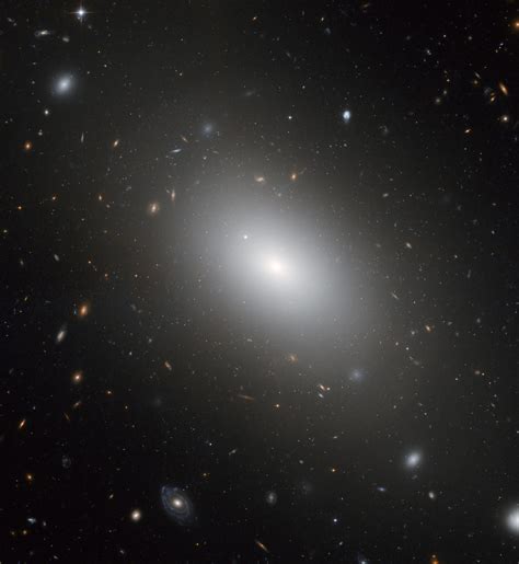 Het reusachtige sterrenstelsel NGC 1132