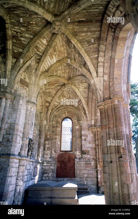 Scotland scottish medieval abbeys tombs gothic architecture hi-res stock photography and images ...