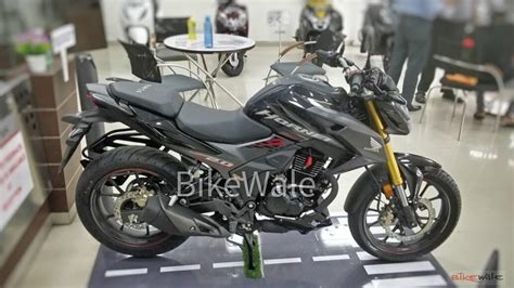 Honda Hornet 2.0 starts arriving at dealerships in India - BikeWale