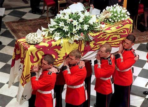 30 Heartbreaking Photos of Princess Diana's Funeral | Princess diana funeral, Diana funeral ...