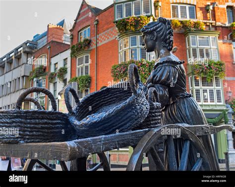 Molly Malone statue Dublin Ireland Stock Photo - Alamy