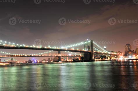 Gros plan du pont de Brooklyn sur l'East River la nuit à New York City ...