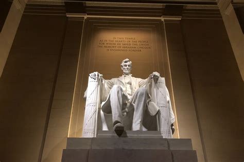 Washington DC Small-Group Nighttime Guided Monuments Tour 2024