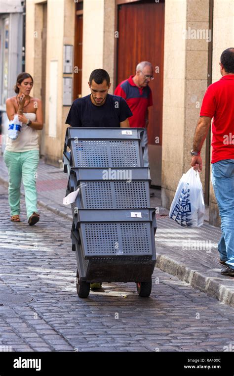 Online deliveries hi-res stock photography and images - Alamy