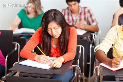 College students taking notes during class 이미지 (185277560) - 게티이미지뱅크