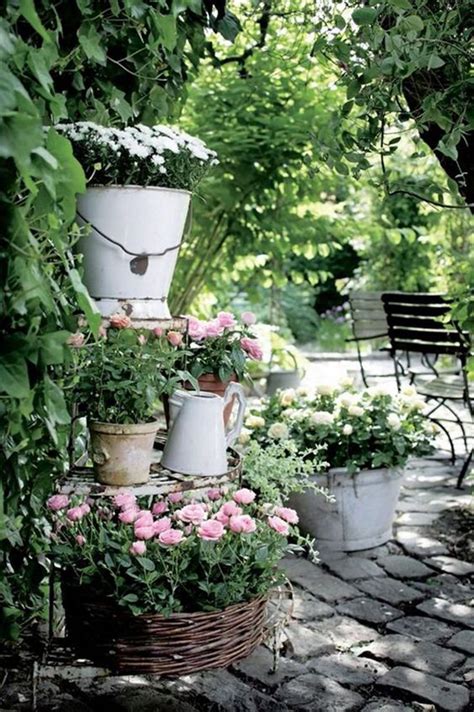 35 Beautiful Romantic Garden Ideas That Make Will Love | Housetodecor.com