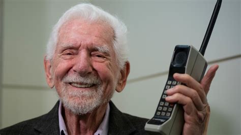 Marty Cooper, le père du téléphone portable "en brique", voit le côté ...