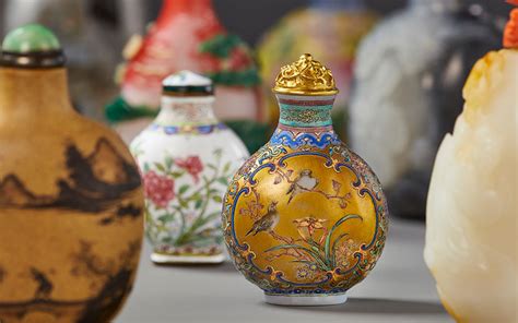 China's ancient glass snuff bottle is made by hand. The patterns are ...