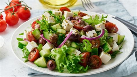 Así se prepara una ensalada mediterránea tradicional; te decimos todos los detalles - Gastrolab