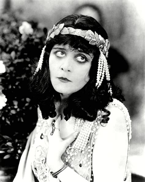 THEDA BARA IN THE 1917 SILENT FILM "CLEOPATRA" - 8X10 PUBLICITY PHOTO (DD-185)