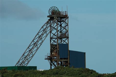 Anglesey Mining Headframe © Anonymous cc-by-sa/2.0 :: Geograph Britain and Ireland