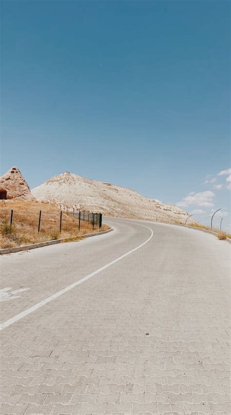 Road Leading to Mountains · Free Stock Photo