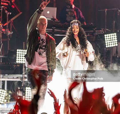 182 Eminem And Rihanna Photos & High Res Pictures - Getty Images