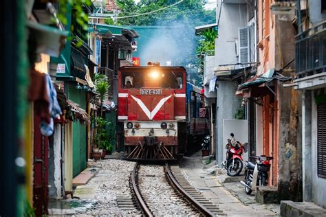 Train tracks run through narrow street of Vietnam's Hanoi | Daily Sabah