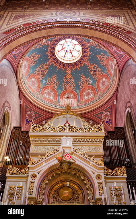 The Great Synagogue (Dohany Street Synagogue) interior in Budapest ...