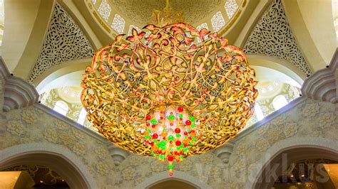 A Chandelier at the Sheikh Zayed Grand Mosque, Abu Dhabi – Fottams!