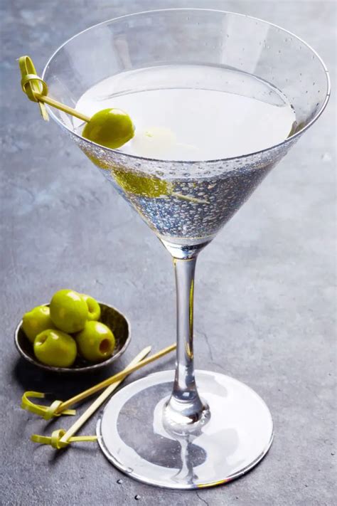 Martini Classic Cocktail Recipe | Mix That Drink