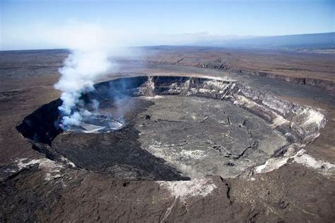 Halemaumau Crater with lava lake, Kilauea | Wondermondo