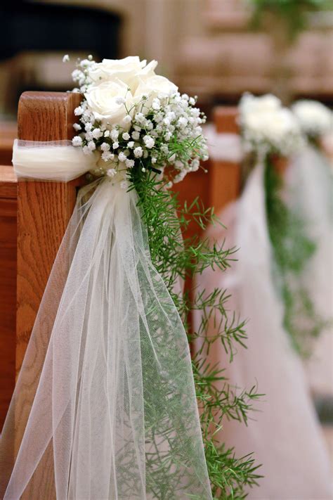 Ivory Rose and Baby's Breath Ceremony Aisle Decor | Decoracion iglesia ...