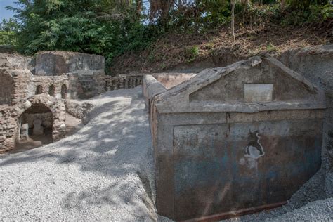 Pompeii: Well-preserved skeleton suggests Greek cultural presence ...