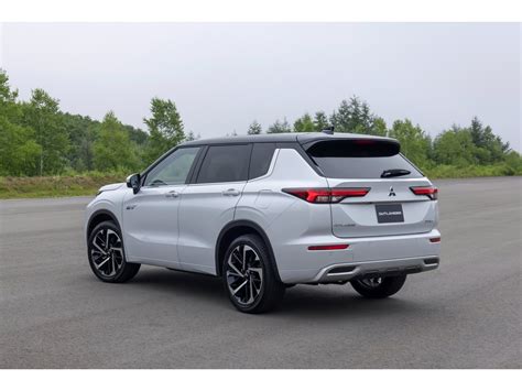 2023 Mitsubishi Outlander Plug-In Hybrid: 36 Exterior Photos | U.S. News