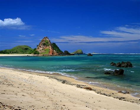 Pantai Kuta Lombok 🏖️ HTM, Rute, Foto & Ulasan Pengunjung