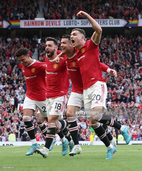 the manchester united players are celebrating their goal