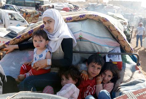 Several hundred Syrian refugees in Lebanon return to Syria