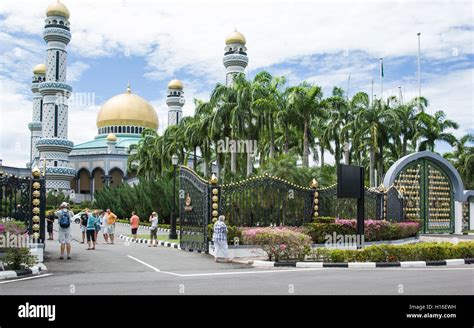 Royal palace in Bandar Seri Begawan, Brunei with many tourists Stock Photo - Alamy