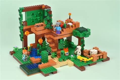 LEGO 21125 The Jungle Tree House review | Brickset