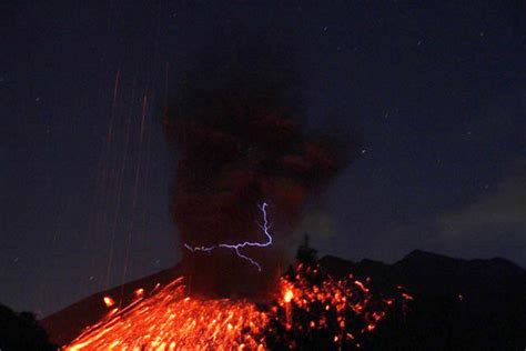 Here's what causes eerie volcanic lightning - CBS News