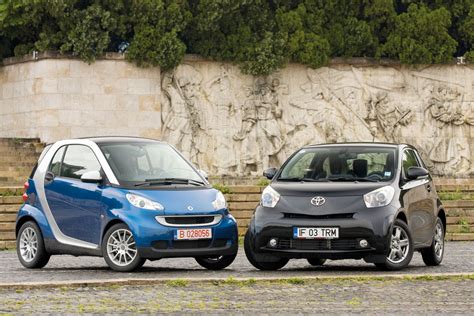 Toyota iQ vs smart ForTwo coupe - iQ superior | Test comparativ | AUTO BILD