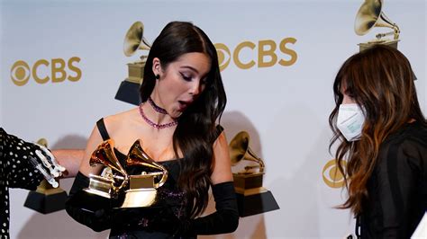 Olivia Rodrigo breaks Grammy award after dropping it in viral video